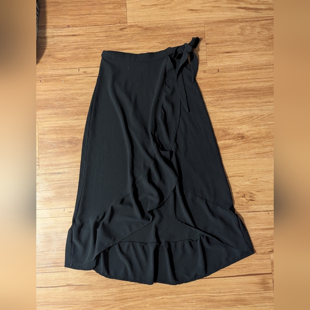 H&M black wrap skirt (Size 4)